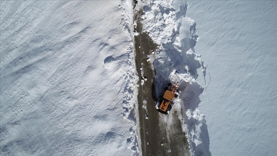 Erzurum'da 'kar kaplanları'nın ilkbahardaki zorlu karla mücadelesi drone ile görüntülendi