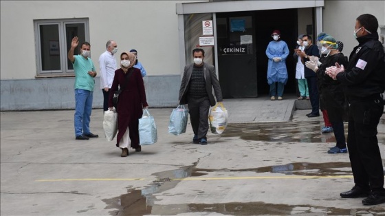 Erzurum'da koronavirüs tedavisi gören 20 kişi hastaneden alkışlarla taburcu edildi