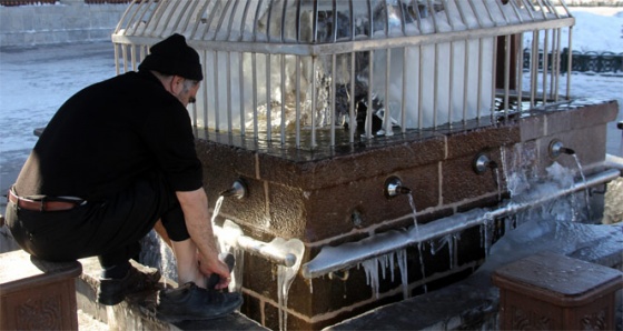 Erzurum’da şadırvanlar buz tuttu