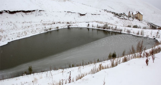 Erzurum'da soğuklar başladı, gölet dondu