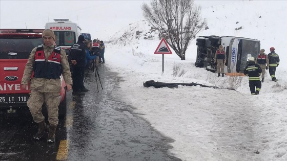 Erzurum'da yolcu midibüsü devrildi: 1 ölü, 12 yaralı