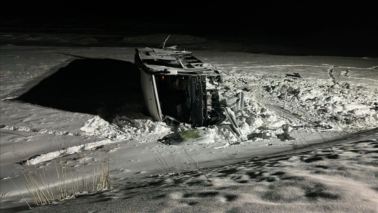 Erzurum'da yolcu otobüsünün devrildiği kazada 37 kişi yaralandı