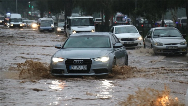 Erzurum'da sağanak sebebiyle evleri su bastı, araçlar yolda mahsur kaldı