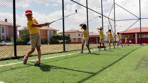 Erzurumlu çocuklar golfte madalyaya doymuyor