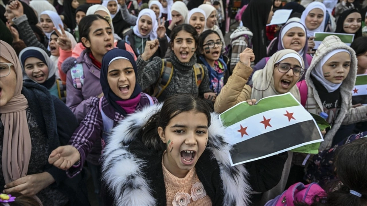 Esed rejiminin devrilmesinin ardından Lübnan’daki Suriyeliler ülkelerine dönmek için yollara düştü