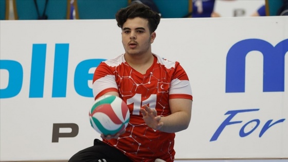 Esed rejiminin saldırısında bacağını kaybeden milli voleybolcu azmiyle takdir topluyor