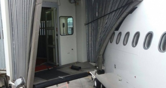 Esenboğa’da yolcu uçağı körüğe çarptı
