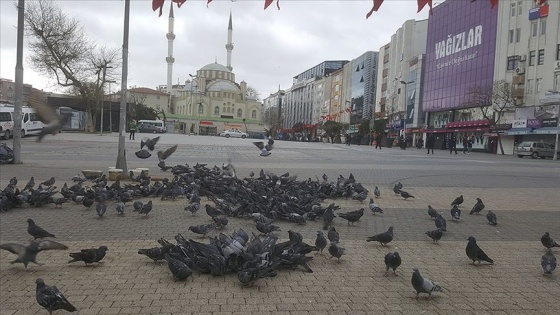 Esenler'de koronavirüs tedbirleri kapsamında bazı alanlar yaya trafiğine kapatıldı