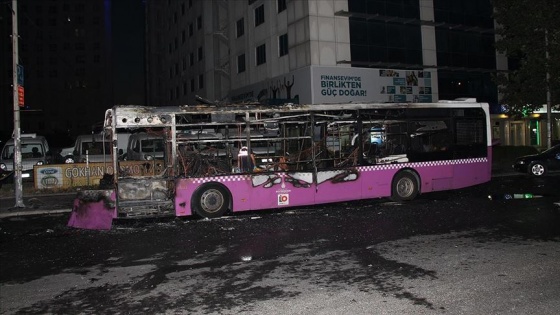 Esenyurt'ta bilboard, giyim kutusu ve hatlı otobüs kundaklandı