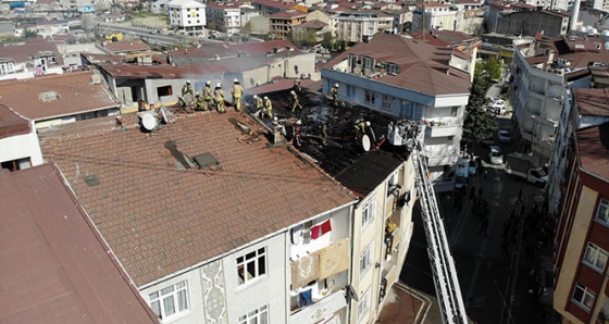 Esenyurt'ta bir binanın çatı katı alev alev yandı