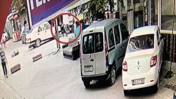 Esenyurt'ta, bir çocuğun yaralandığı trafik kazası güvenlik kamerasına yansıdı