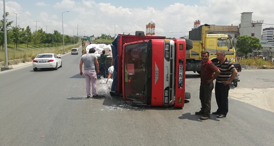 Esenyurt’ta plastik ham madde yüklü kamyon devrildi