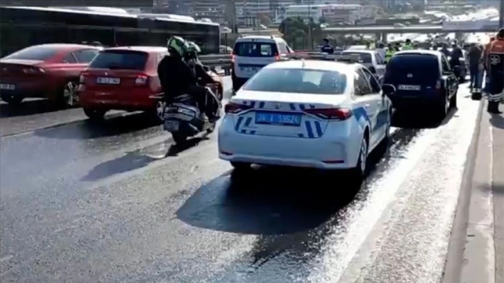 Esenyurt'ta 4 aracın karıştığı zincirleme kaza trafikte yoğunluğa neden oldu