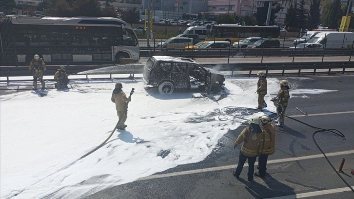 Esenyurt'ta araç yangını sebebiyle trafiğe kapanan D-100 Edirne istikameti açıldı