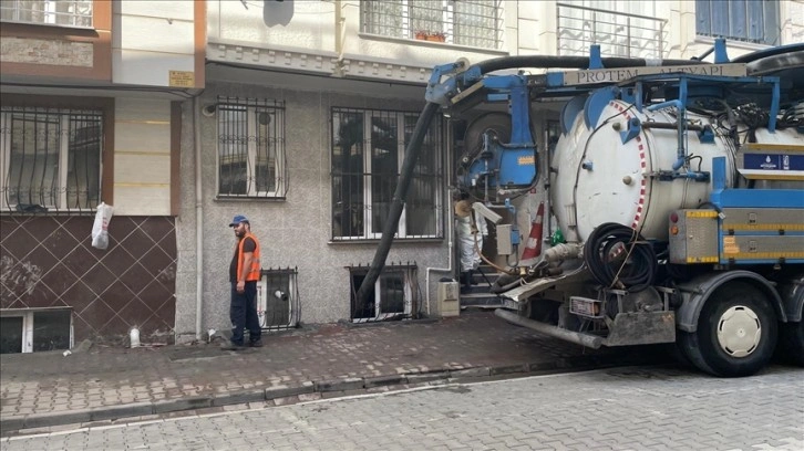 Esenyurt'ta selden etkilenen mahallelerde temizleme çalışmaları sürdü