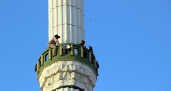 Eşi ve çocukları sığınma evine yerleşen adam minareye çıkıp intihar girişiminde bulundu