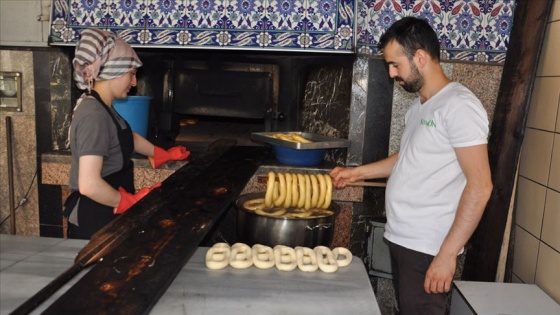 Eşine yardım için geldiği fırında usta oldu