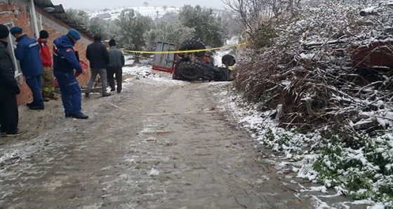 Eşinin kullandığı traktörün altında kaldı