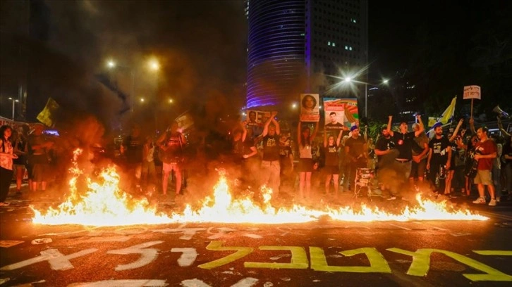 Esir takası anlaşması imzalamasını isteyen İsrailliler'den Savunma Bakanlığı yakınında gösteri