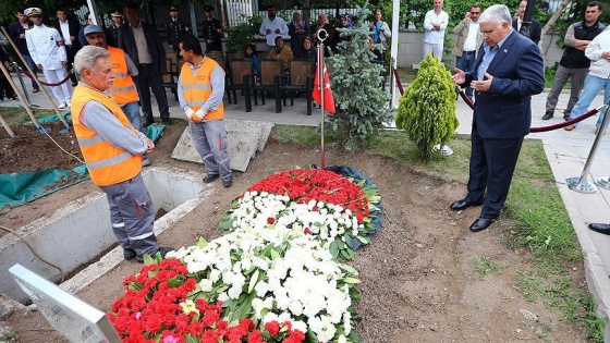 Eski Genelkurmay Başkanı Özel şehit Aydın'ın mezarını ziyaret etti