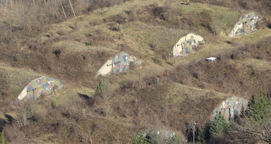 Eski NATO üssündeki askeri hangarlar için 'Hobbit' evi önerisi