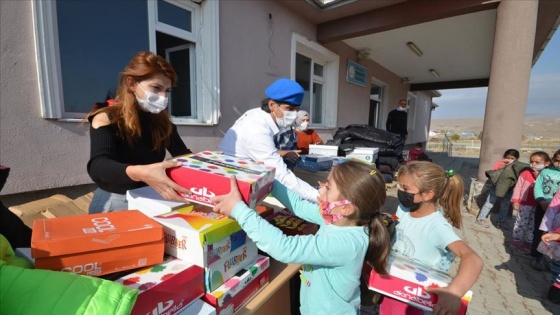 Eski paraşütçü komandolar kışlık yardımlarıyla küçük yürekleri ısıttı