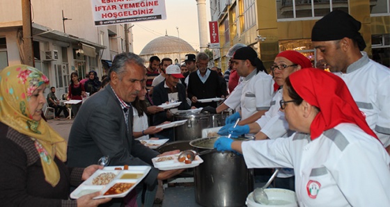 Eski sanayi esnafından 2 bin 500 kişilik iftar yemeği