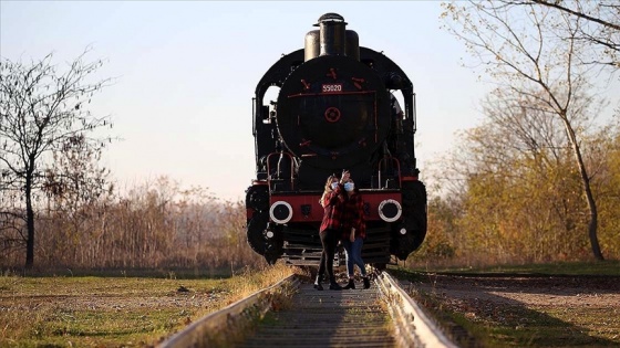 Eski tren garı hazan mevsiminde fotoğraf tutkunlarının uğrak yeri oluyor