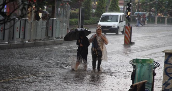 Eskişehir'de aniden başlayan yağmur hayatı felç etti