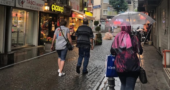 Eskişehir'de aniden bastıran yağmur vatandaşlara zor anlar yaşattı