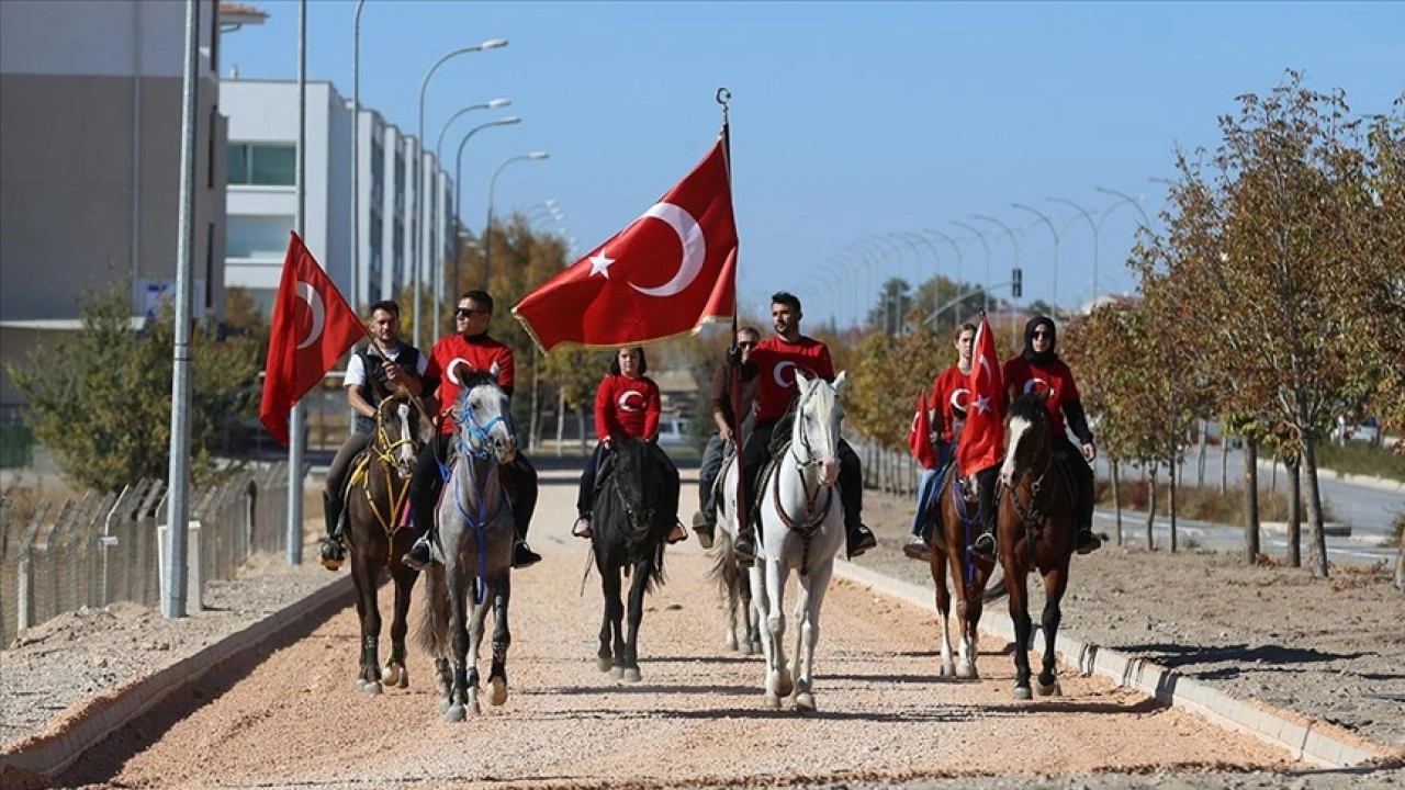 Eskişehir'de bir grup Cumhuriyet Bayramı'nı at üstünde Türk bayraklarıyla tur atarak kutla