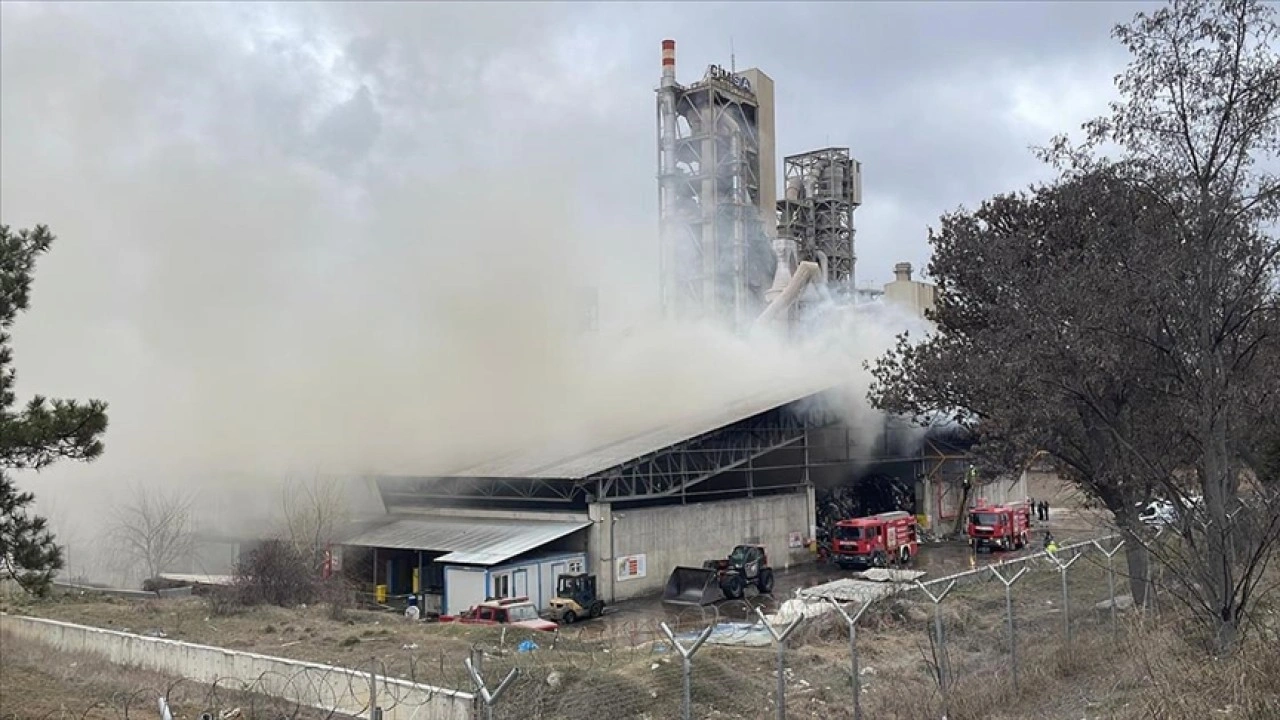 Eskişehir'de çimento fabrikasının geri dönüşüm tesisinde çıkan yangına müdahale ediliyor