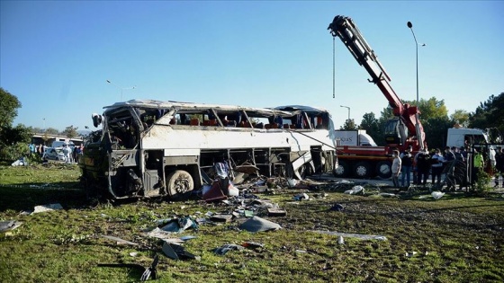 Eskişehir&#039;de işçi servisi devrildi: 2 ölü, 12 yaralı