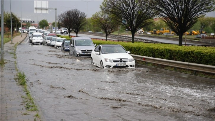 Eskişehir'de dolu ve sağanak nedeniyle araçlar mahsur kaldı