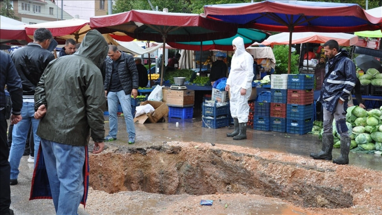 Eskişehir'de pazar kurulan caddede sağanak nedeniyle çöküntü oluştu