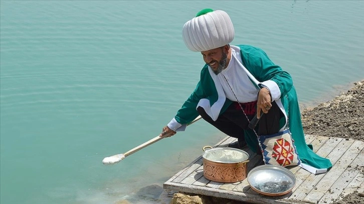Eskişehir'in temsili "Nasreddin Hoca"sı göle maya çaldı