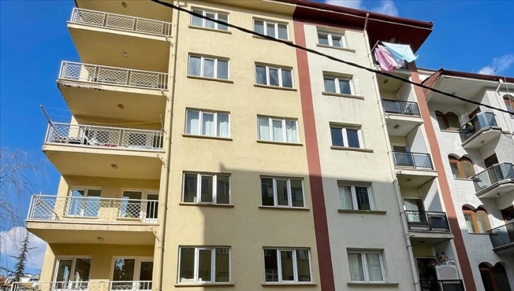 Eskişehirli hayırsever 5 katlı apartmanını 11 depremzede aileye açtı