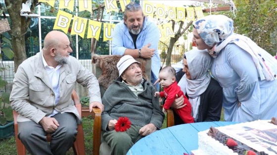 Ethem dede 100'üncü yaşına torunlarıyla girdi