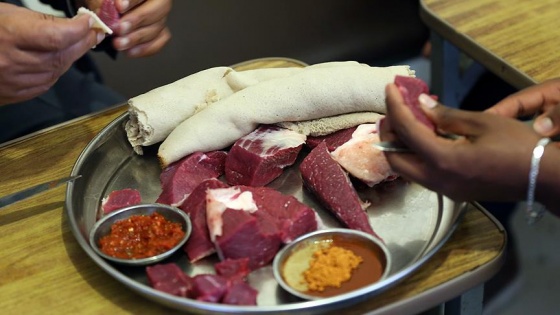 Etiyopyalılar çiğ et yeme alışkanlığını bırakamıyor 