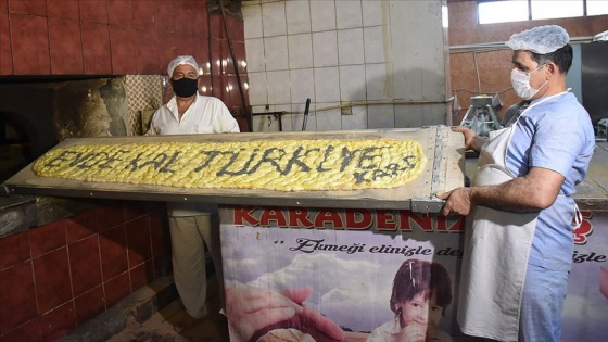 'Evde kal Türkiye/Kars' yazılı 2,20 metrelik pide açık artırmayla satıldı