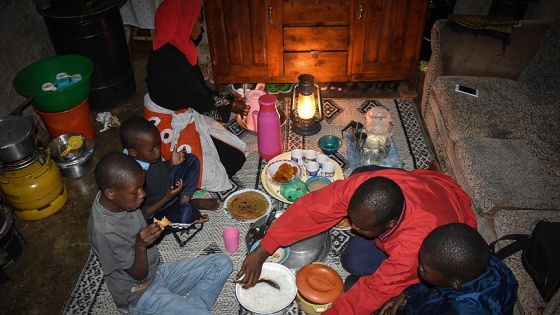 'Evde yemek olmadığı için çocuklar iftarlarını camide yaptılar'