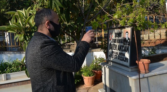 Evden çıkamayınca şehit oğlunun mezarını 'görüntülü' ziyaret etti