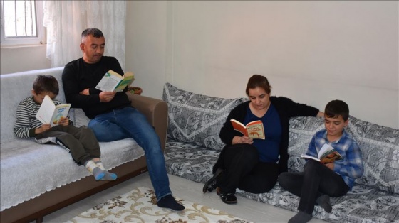 Evden çıkmayan Hakkarililer, zamanlarını kitap okuyarak değerlendiriyor