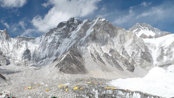 Everest'teki kampta 4 dağcı ölü bulundu