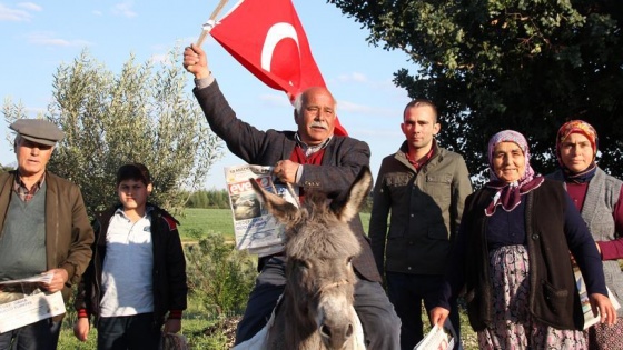 'Evet' için sokak sokak dolaşıyor