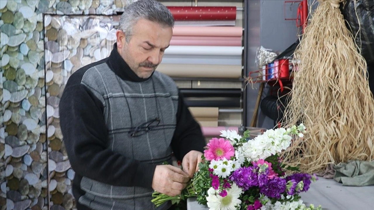 Evinin bahçesinde hobi olarak başladığı çiçekçiliği yaklaşık yarım asırdır sürdürüyor