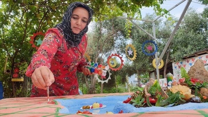 Evinin bahçesini atık malzemelerle 'hobi atölyesi'ne çevirdi