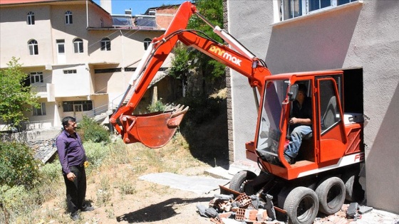 Evinin bodrumunda yaptığı ekskavatörü duvarı yıkarak çıkardı