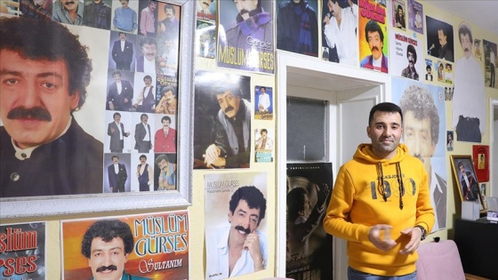Evinin duvarlarını hayranı olduğu Müslüm Gürses'in posterleriyle donattı
