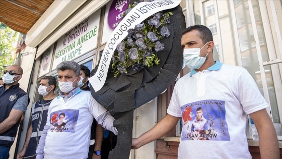 Evlat nöbeti tutan baba, oğlunun dağa kaçırılmasının 2. yılında HDP önüne siyah çelenk bıraktı